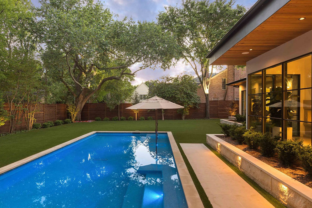 Synthetic Grass Around a Pool